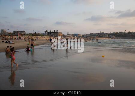 Tel Aviv, Israel. 21 Sep, 2017. Die Menschen genießen, sich am Strand während der jüdische Feiertag von Rosch Haschanah in Tel Aviv, Israel, on Sept. 21, 2017. Quelle: Guo yu/Xinhua/Alamy leben Nachrichten Stockfoto