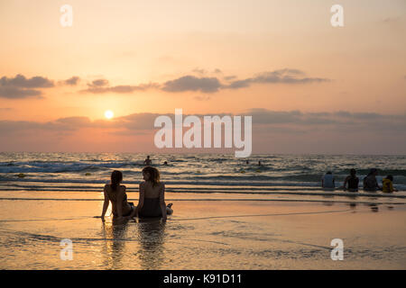 Tel Aviv, Israel. 21 Sep, 2017. Die Menschen genießen, sich am Strand während der jüdische Feiertag von Rosch Haschanah in Tel Aviv, Israel, on Sept. 21, 2017. Quelle: Guo yu/Xinhua/Alamy leben Nachrichten Stockfoto