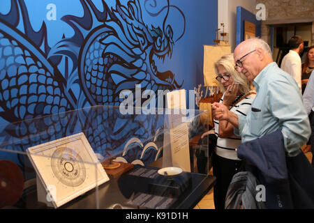 Athen. 21 Sep, 2017. Menschen besuchen die Ausstellung "Alte chinesische Wissenschaft und Technik' an Herakleidon Museum in Athen, Griechenland an Sept. 21, 2017 statt. Eine Ausstellung von alten chinesischen Wissenschaft und Technologie, die in Griechenland zum ersten Mal gehostet ist, wurde bei der Museum Herakleidon gegenüber der Akropolis in Athen am Donnerstag eröffnet. Credit: Marios Lolos/Xinhua/Alamy leben Nachrichten Stockfoto