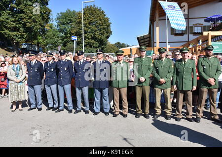 Datei - HANDOUT - eine Datei handout Bild 25. September 2016 datierte zeigt die Wiesn-Wache (Oktoberfest Guard), bestehend aus Offizieren aus der Münchner Polizei in Grün mit Oktoberfest Polizei Leiter Christian Wittstadt (5.v.r.) und ihre Kollegen von der italienischen Polizei in Bozen, am Oktoberfest in München, Deutschland. Foto: - / Italienischen Staatspolizei Bozen/dpa Stockfoto