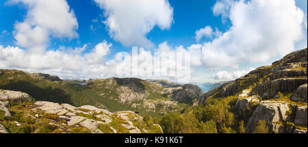 Panoramablick auf Berge von Lysefjord in Norwegen bei Sommerzeit Stockfoto