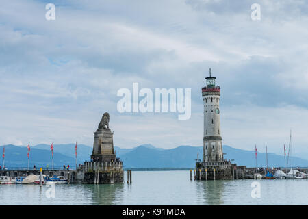 Hafeneinfahrt mit Leuchtturm und bayerischem Löwen Skulptur, Insel Lindau, Bodensee, Bayern Stockfoto