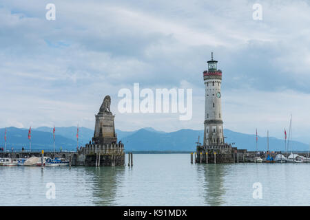 Hafeneinfahrt mit Leuchtturm und bayerischem Löwen Skulptur, Insel Lindau, Bodensee, Bayern Stockfoto