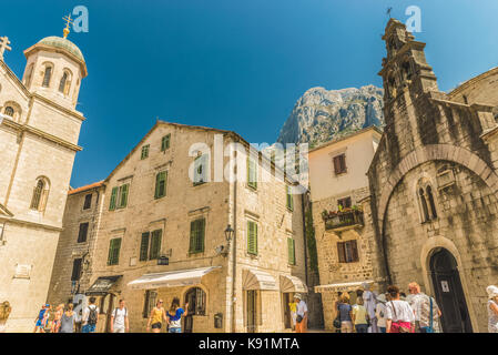 Kotor, Montenegro - 24. August 2017: Fragmente von Gebäuden und die Kirche von St. Nikolaus in der Altstadt von Kotor, Montenegro. Stockfoto