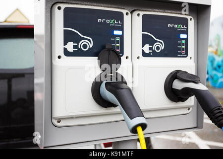 Stavanger, Norwegen - 24 August 2017: Ladestation für Elektroautos in einer norwegischen Stadt Stockfoto