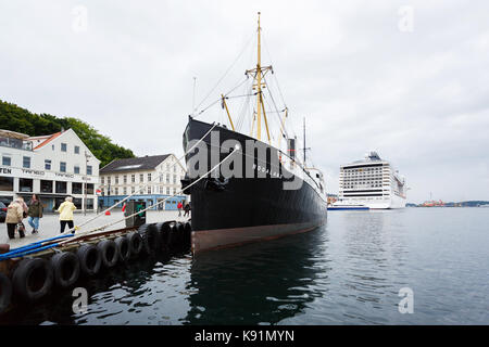 Stavanger, Norwegen - 24. August 2017: Das alte Schiff ROGALAND im hafen von Stavanger im regnerischen Wetter günstig ist Stockfoto