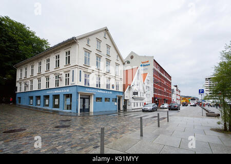 Stavanger, Norwegen - 24 August 2017: Alte Holzhäuser an der Promenade von Stavanger im regnerischen Wetter Stockfoto