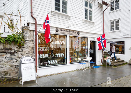 Stavanger, Norwegen - 24 August 2017: Die hölzerne Fassade der Souvenirshop von Stavanger im regnerischen Wetter Stockfoto