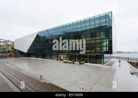 Stavanger, Norwegen - 24 August 2017: Glasfassade des Stavanger Concert Hall im regnerischen Wetter Stockfoto