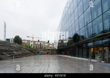 Stavanger, Norwegen - 24 August 2017: Glasfassade des Stavanger Concert Hall im regnerischen Wetter Stockfoto