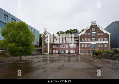 Stavanger, Norwegen - 24 August 2017: alte Häuser am Ufer der Stadt im regnerischen Wetter Stockfoto