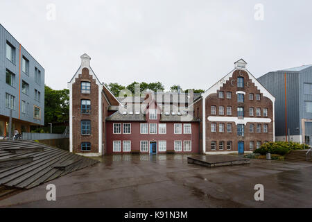 Stavanger, Norwegen - 24 August 2017: alte Häuser am Ufer der Stadt im regnerischen Wetter Stockfoto