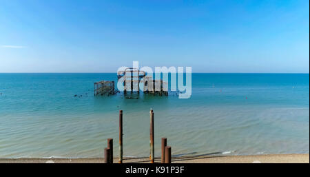 Ansicht des zerstörten West Pier in Brighton an einem Sommermorgen Stockfoto