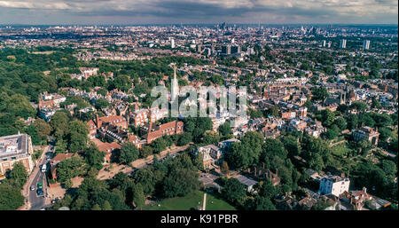 Luftaufnahme von einer Luxusanlage Dorf mit Blick auf die Skyline von Central London im Hintergrund Stockfoto