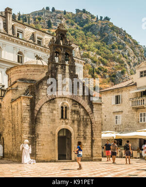 Kotor, Montenegro - 24. August 2017: Fragmente von Gebäuden und die Kirche von St. Nikolaus in der Altstadt von Kotor, Montenegro. Stockfoto