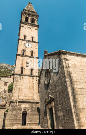 Blick auf die alte Kirche in der Stadt am Mittelmeer in Montenegro Perast an der Bucht von Kotor, die Italienische venezianische Architektur und weißen Stein. Stockfoto