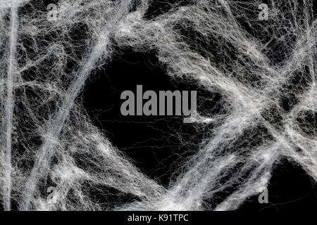 Spinnennetz oder Spinnennetz vor einem schwarzen Hintergrund, als Overlay für Halloween Designs verwendet werden Stockfoto