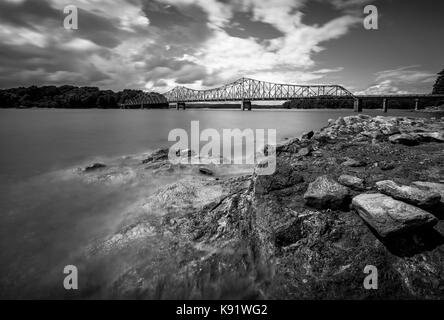 Browns Brücke wurde im Jahre 1955 über den Chattahoochee River Lake Lanier gebaut.  Sie ersetzen eine Niedrigwasser-Brücke, die am See bedeckt war. Stockfoto