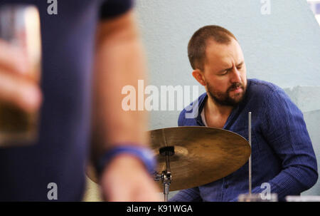 Das norwegische Free-Jazz-Trio Gard Nilssens Acoustic Unity tritt live in der Sociedade Parede in Lissabon, Portugal, auf. Stockfoto