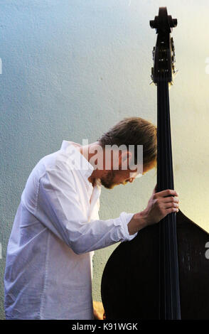 Das norwegische Free-Jazz-Trio Gard Nilssens Acoustic Unity tritt live in der Sociedade Parede in Lissabon, Portugal, auf. Stockfoto