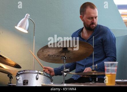 Das norwegische Free-Jazz-Trio Gard Nilssens Acoustic Unity tritt live in der Sociedade Parede in Lissabon, Portugal, auf. Stockfoto