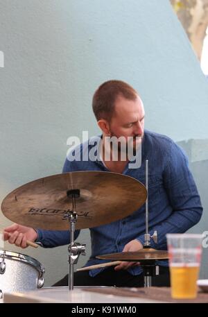 Das norwegische Free-Jazz-Trio Gard Nilssens Acoustic Unity tritt live in der Sociedade Parede in Lissabon, Portugal, auf. Stockfoto