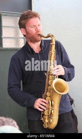 Das norwegische Free-Jazz-Trio Gard Nilssens Acoustic Unity tritt live in der Sociedade Parede in Lissabon, Portugal, auf. Stockfoto