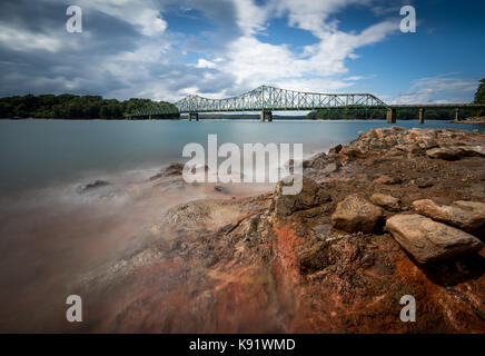 Browns Brücke wurde im Jahre 1955 über den Chattahoochee River Lake Lanier gebaut.  Sie ersetzen eine Niedrigwasser-Brücke, die am See bedeckt war. Stockfoto