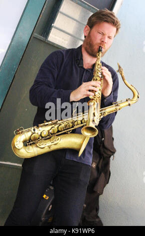 Das norwegische Free-Jazz-Trio Gard Nilssens Acoustic Unity tritt live in der Sociedade Parede in Lissabon, Portugal, auf. Stockfoto