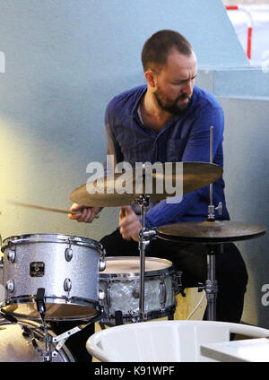 Das norwegische Free-Jazz-Trio Gard Nilssens Acoustic Unity tritt live in der Sociedade Parede in Lissabon, Portugal, auf. Stockfoto