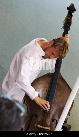 Das norwegische Free-Jazz-Trio Gard Nilssens Acoustic Unity tritt live in der Sociedade Parede in Lissabon, Portugal, auf. Stockfoto