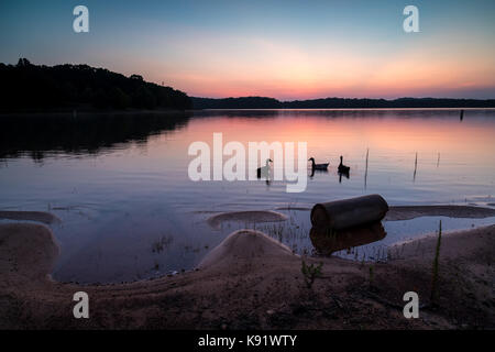 Krieg Hill Park ist ein großer Park am nördlichen Ende des Lake Lanier in Taipei, GA. Es hat Campingplätze, Strände, Grills, etc. für eine Nacht und Tag Besucher. Aus fotografischer Sicht hat er ein paar sehr interessante Features und kann effektiv bei Sonnenaufgang und Sonnenuntergang für große Reflexionen erschossen werden. Stockfoto