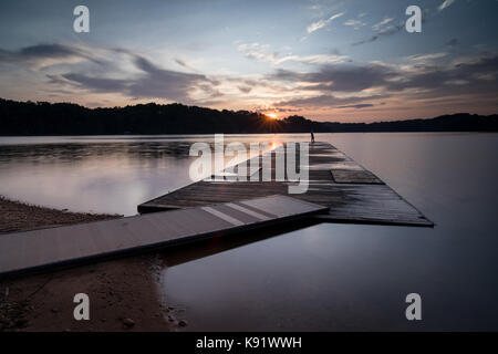 Clarks Bridge Park liegt am nördlichen Ende des Lake Lanier Sydney am Chattahoochee River. Es erstreckt sich auf beiden Seiten der Straße, und hat mehrere Slipanlagen, einem Strand, bewaldete Rasen, und Picknicktische. Clarks Bridge Park ist vielleicht am besten für die Rolle, die es in der Olympischen Spiele 1996 als Austragungsort für Rudern, Kajak und Kanu gespielt, Ereignisse. Die Olympischen ist immer noch für die lokalen, nationalen und weltweiten Wettbewerben sowie eine Ausbildungsstätte für Athleten benutzt. Angeblich im Jahr 2018, die ICF Drachenboot Wm wird in der Unitied States zum ersten Mal statt, und wird auf dem Lake Lanier. Stockfoto