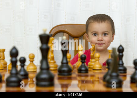 Kleiner Junge spielt Schach Stockfoto