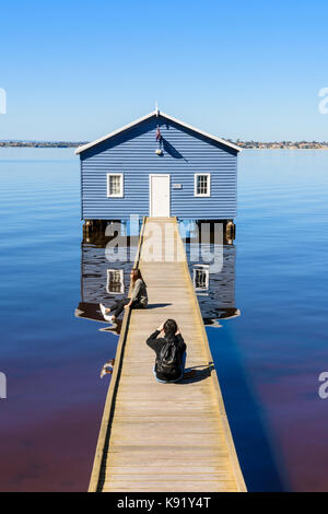 Touristen fotografieren der Crawley Kante Boatshed oder blau Boot Haus auf dem Swan River in Matilda Bay, Crawley, Perth, Western Australia Stockfoto