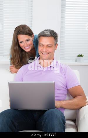 Portrait von glückliches junges Paar am Laptop Suchen Stockfoto