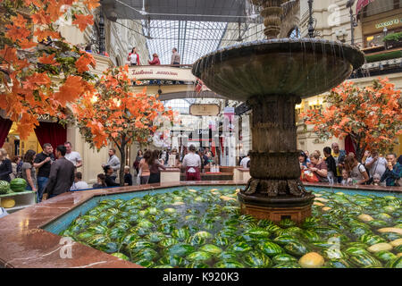 Interior Detail des exklusiven Gummi Shopping Mall, Roter Platz, Moskau, Russland, in dem ein Springbrunnen mit Wassermelonen gefüllt. Stockfoto