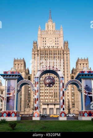 Architektonische Äußere des Ministeriums für Auswärtige Angelegenheiten der Russischen Föderation Hauptgebäude, Smolenskaya-Sennaya pl, Moskau, Russland. Stockfoto