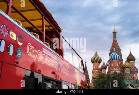 City SIghtseeing open top tour bus auf dem Roten Platz in der Nähe des hl. Basilius Kathedrale, Moskau, Russland. Stockfoto