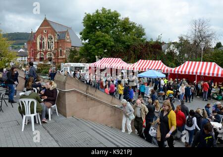 Massen von Menschen in Abergavenny Food Festival Monmouthshire Wales Cymru GROSSBRITANNIEN GB Stockfoto