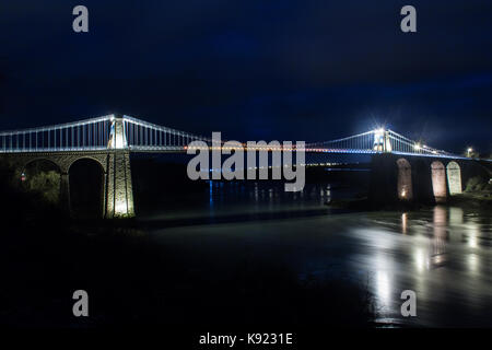 Die menai Suspension Bridge ist eine Hängebrücke Straßenverkehr zwischen der Insel Anglesey und dem Festland von Wales zu tragen. Die Brücke wurde desi Stockfoto