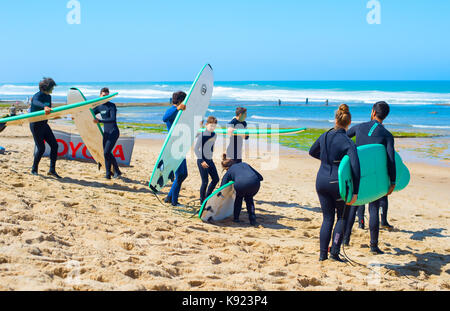 ERICEIRA PORTUGAL - May 23, 2017: Gruppe der Surfer mit Surfboards zum Wellenreiten. Ericeira ist der berühmte Surfen in Portugal. Stockfoto