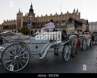 Reiten und Kutschfahrten rund um den Marktplatz (Rynek Głowny) Altstadt in Krakau, Polen. Stockfoto