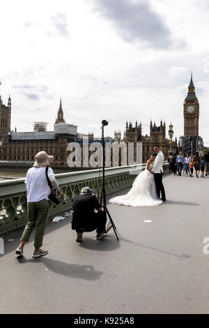 London, Großbritannien - 14 August 2017: Asiatische neue Ehepaar haben Ihre Hochzeit Fotos vor der Westminster Palace genommen Stockfoto