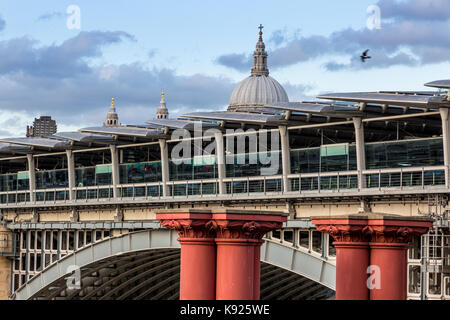 London, Großbritannien - 16 August, 2017: Bahnhof Blackfriars Stockfoto