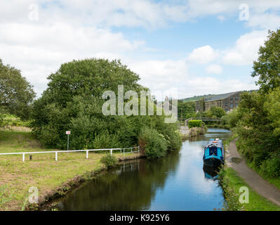 Schmale Boot auf dem schmalen Kanal, Marsden Huddersfield, Huddersfield, West Yorkshire, England, UK. Stockfoto