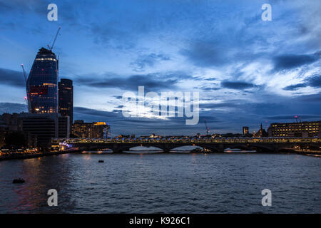 London, Großbritannien - 16 August, 2017: Thames mit seiner hohen Anstieg Banken. Stockfoto