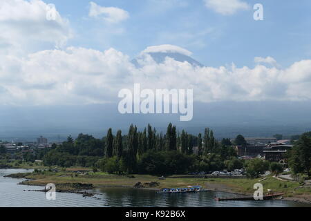 Blick auf trübe Mount Fuji von Lake Kawaguchi Stockfoto