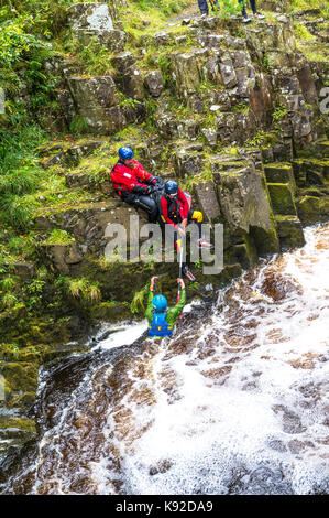 Schlucht wandern in den Fluss-T-Stücke bei stürmischem Wetter und geschwollenen Fluss, Bowlees, County Durham. Stockfoto