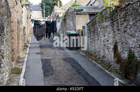 Tücher Tücher trocknen auf einer Linie in einer Gasse. Stockfoto